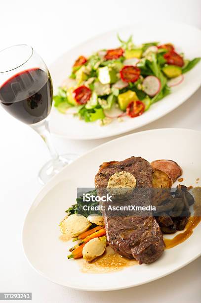 Steak Und Salat Stockfoto und mehr Bilder von Alkoholisches Getränk - Alkoholisches Getränk, Avocado, Blattgemüse