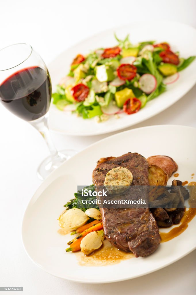 Steaks et salades - Photo de Alcool libre de droits