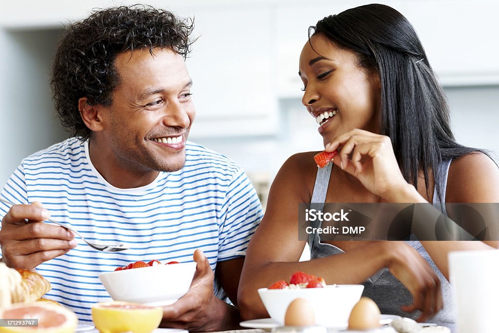 couple heureux d'avoir chat à table de petit déjeuner décontracté - Photo de 30-34 ans libre de droits