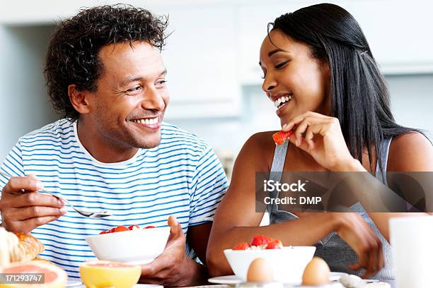 Photo libre de droit de Couple Heureux Davoir Chat À Table De Petit Déjeuner Décontracté banque d'images et plus d'images libres de droit de 30-34 ans