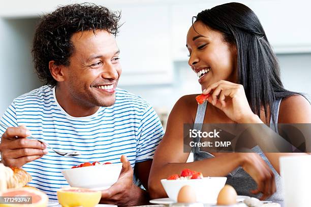 幸せなカップルがチャットでカジュアルな朝食用テーブル - 2人のストックフォトや画像を多数ご用意 - 2人, 30-34歳, アフリカ民族