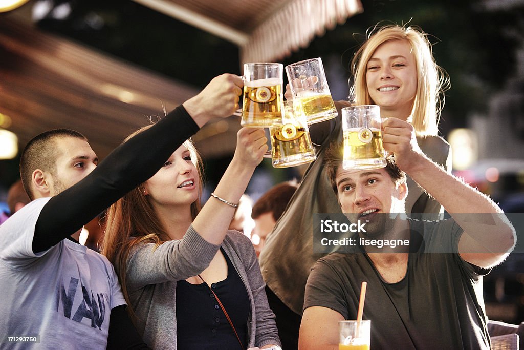 Jovem grupo de pessoas se divertindo em uma calçada bar - Foto de stock de Berlim royalty-free