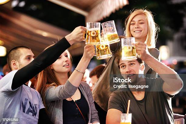 Foto de Jovem Grupo De Pessoas Se Divertindo Em Uma Calçada Bar e mais fotos de stock de Berlim