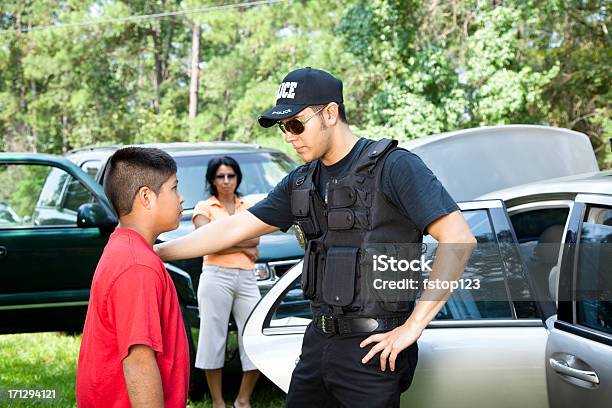 Photo libre de droit de Interroger Des Témoins Pendant La Police Crime Investigation banque d'images et plus d'images libres de droit de Enfant