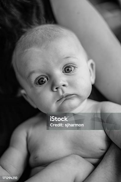 Черный И Белый Крупный План Baby Мальчик Любознательный Вид — стоковые фотографии и другие картинки 12-17 месяцев