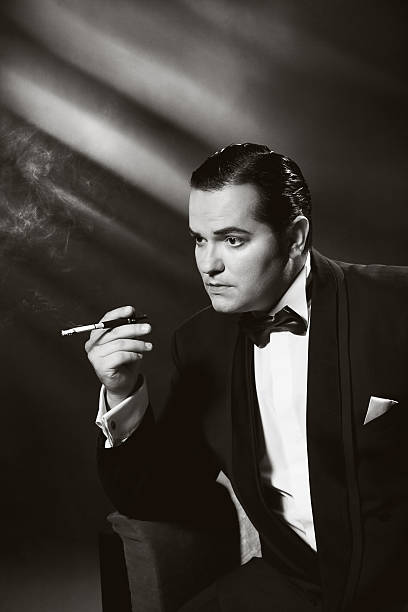 cine negro style.smoking hombre - 1940s style fotografías e imágenes de stock