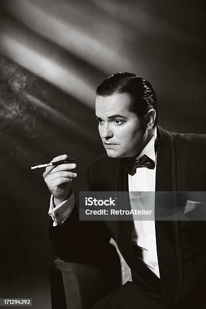 Foto de Filme Noir Stylesmoking Homem e mais fotos de stock de Estilo retrô - Estilo retrô, Fora De Moda - Estilo, Hollywood - Califórnia