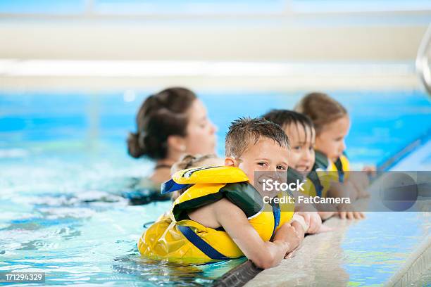 Schwimmunterricht Stockfoto und mehr Bilder von Lernen - Lernen, Schwimmen, Kleinstkind