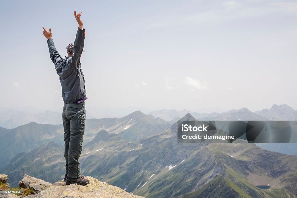 Walker scarpa da hiking uomo sulla cima della montagna - Foto stock royalty-free di 25-29 anni