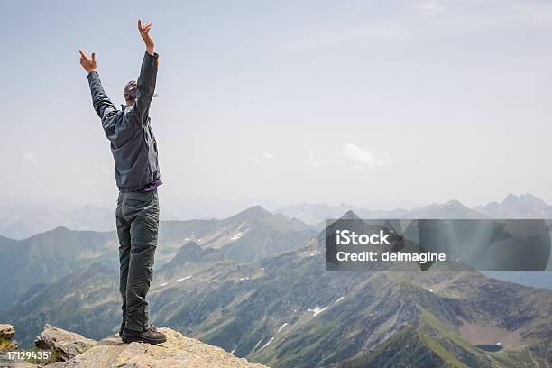 Walker Scarpa Da Hiking Uomo Sulla Cima Della Montagna - Fotografie stock e altre immagini di 25-29 anni