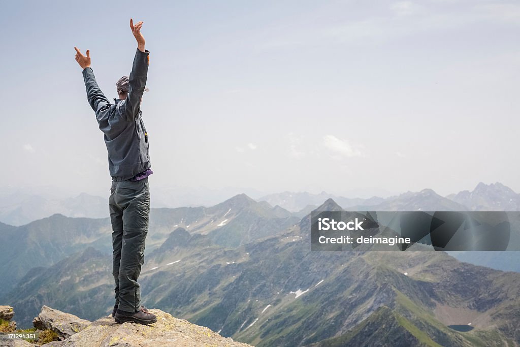 Walker Hiker мужчин на вершине горы - Стоковые фото 25-29 лет роялти-фри