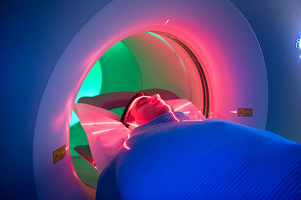 mann erhält ein medizinisches scannen - medical equipment x ray cancer oncology stock-fotos und bilder
