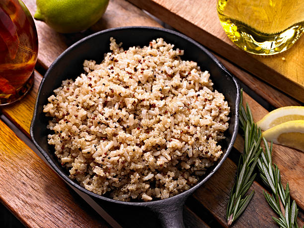 киноа - brown rice rice cooked healthy eating стоковые фото и изображения