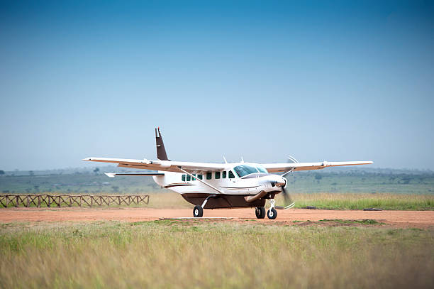 сессна caravan 208 начиная на на острове грунтовые взлетно - small airplane air vehicle propeller стоковые фото и изображения