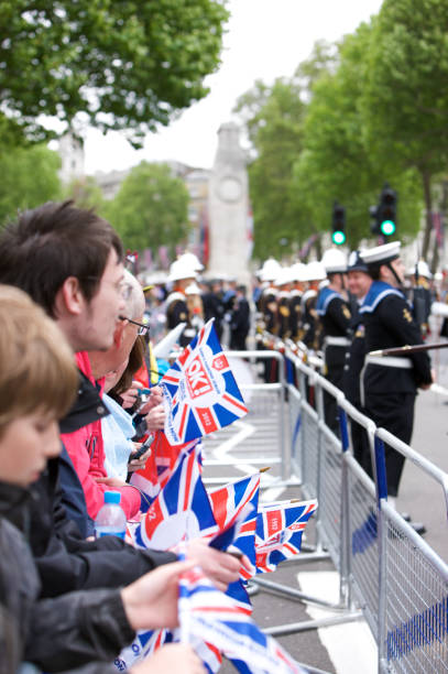 foule sur le jubilé de diamant de la reine procession d'état - cenotaph photos et images de collection