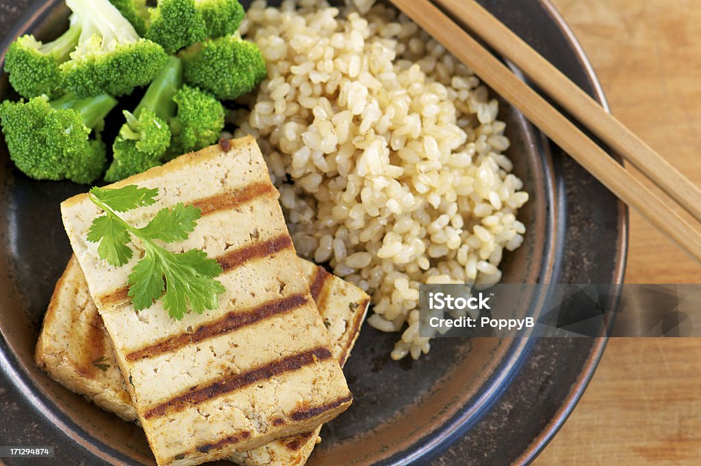 Marinado Tofu desde arriba a la parrilla - Foto de stock de Tofu libre de derechos