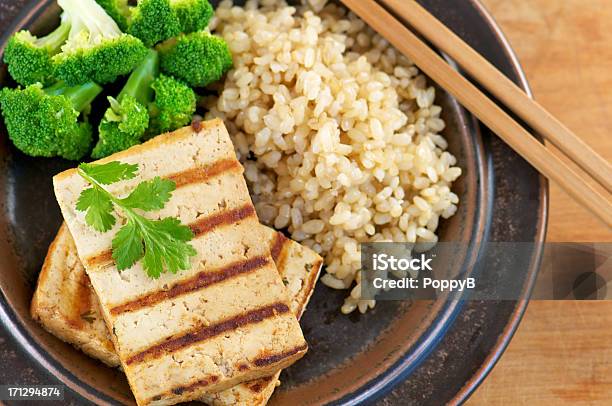 Grillowany Marynowane Tofu Z Góry - zdjęcia stockowe i więcej obrazów Tofu - Tofu, Grillowany, Ryż brązowy