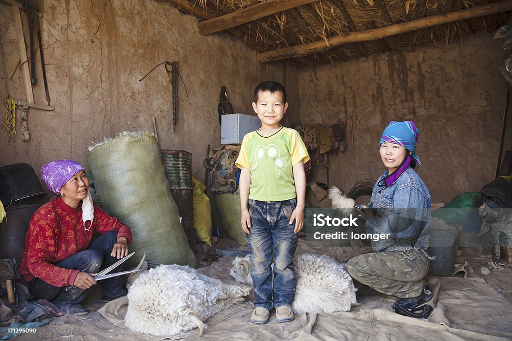 母と彼女の息子、高齢者の姉妹 - モンゴル人のロイヤリティフリーストックフォト
