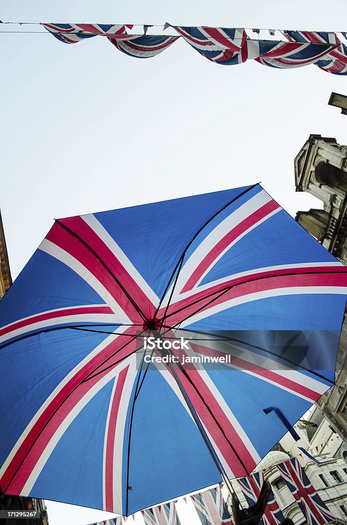 Union Jack на зонтик и флажки - Стоковые фото Англия роялти-фри