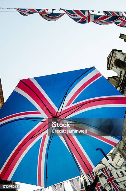 Union Jack На Зонтик И Флажки — стоковые фотографии и другие картинки Англия - Англия, Без людей, Большой город