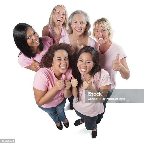 Различные Группа Женщин Носить Розовый И Давая Палец Вверх Знак — стоковые фотографии и другие картинки Женская дружба