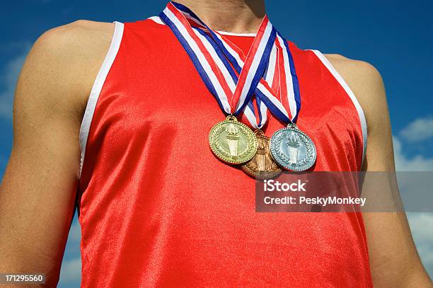 Sportler Mit Gold Silber Bronze Medaillen Strahlend Blauem Himmel Stockfoto und mehr Bilder von Sport