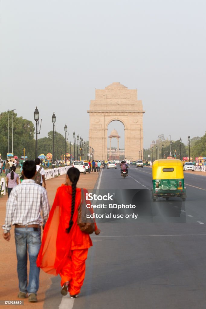 Индейцев ходить возле Ворота Индии-Нью-Дели, - Стоковые фото Архитектура роялти-фри