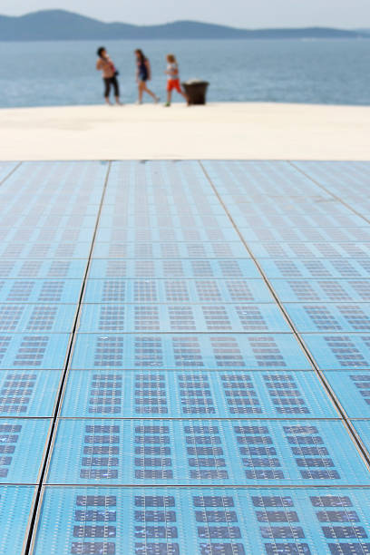 rechteckige detail photovoltaic solar panel mit touristen zadar kroatien - energy fuel and power generation futuristic solar energy stock-fotos und bilder