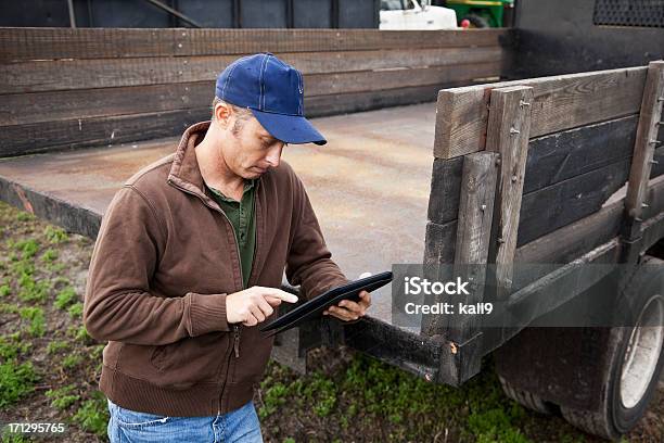 Foto de Agricultor Usando Tablet Digital e mais fotos de stock de Caminhão - Caminhão, Caminhonete pickup, Fazenda