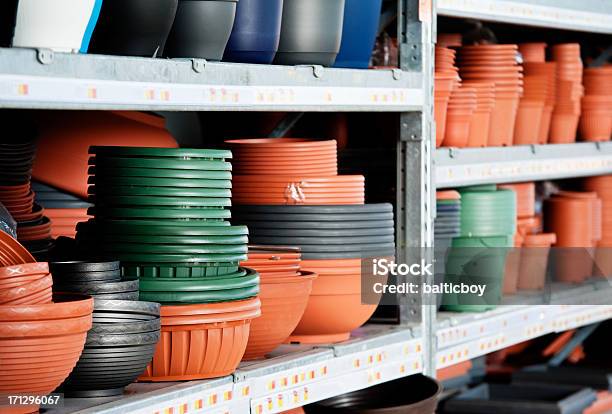 Flowerpots Stockfoto und mehr Bilder von Baumarkt - Baumarkt, Regal, Geschäft