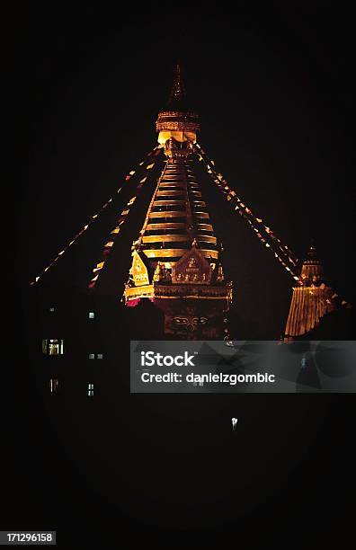 Templo Swayambhunath Passa Por Uma Estupa Nepalkatmandu Noite Sessão - Fotografias de stock e mais imagens de Antigo