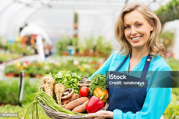 Trabajador Mujer Sosteniendo Cesta De Verduras Frescas Foto de stock y más banco de imágenes de Pimiento rojo