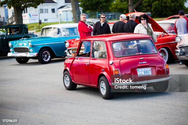 Mini Cooper In Einem Parkplatz Stockfoto und mehr Bilder von Mini Cooper - Mini Cooper, Retrostil, Liebhaberwagen