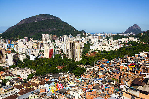 빈민층 및 풍부하게 rio de janeiro - slum rio de janeiro poverty brazil 뉴스 사진 이미지