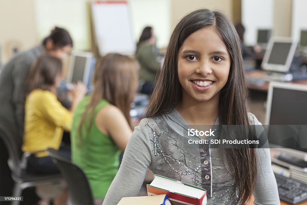 Felice studente con libri di scuola in Laboratorio informatico - Foto stock royalty-free di Studente