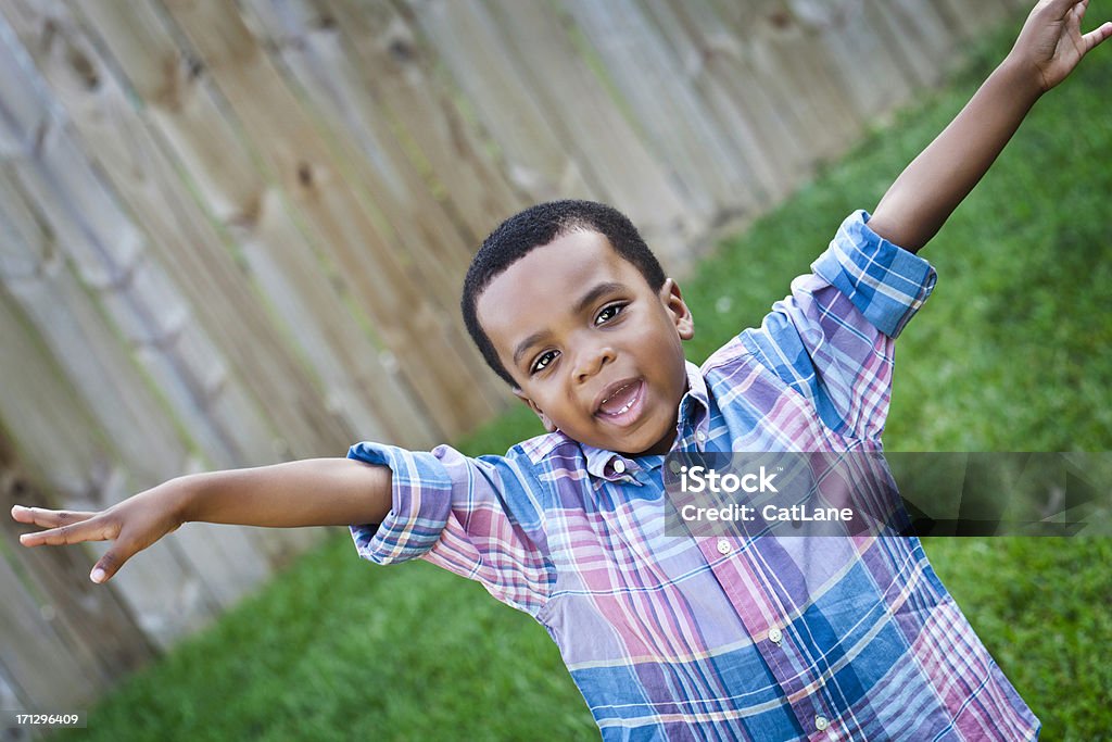 Bambino fingendo di volare - Foto stock royalty-free di Bambini maschi