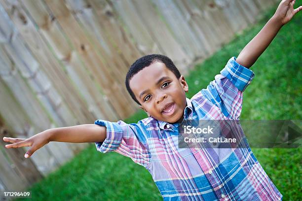 Bambino Fingendo Di Volare - Fotografie stock e altre immagini di Bambini maschi - Bambini maschi, Afro-americano, Bambino