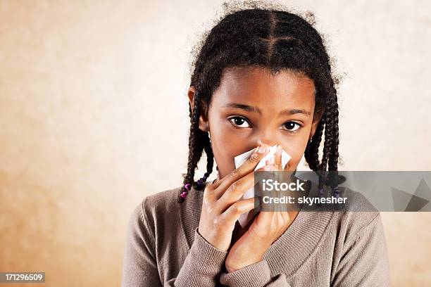 Afroamerikanische Mädchen Die Ihre Nase Weht Stockfoto und mehr Bilder von Kind - Kind, Schnäuzen, Allergie