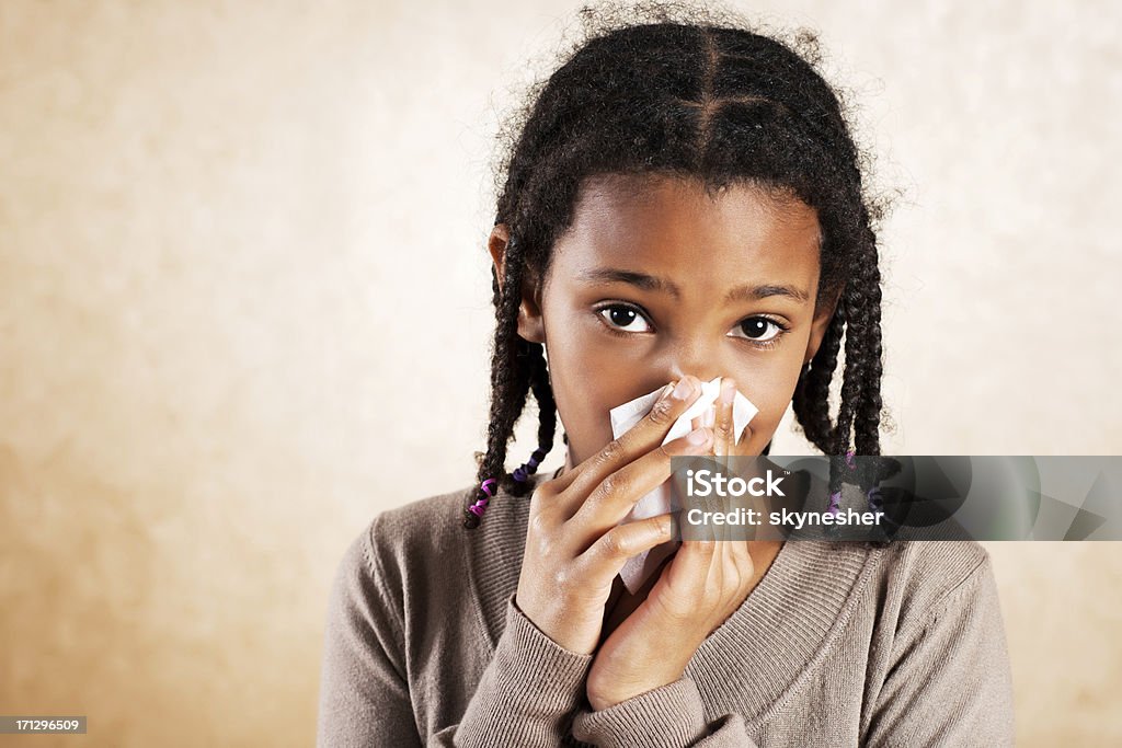アフリカ系アメリカ人の女性彼女の鼻をかむいます。 - 子供のロイヤリティフリーストックフォト