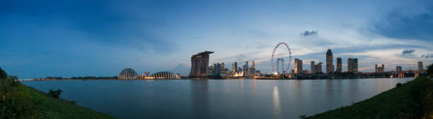 marina bay en panorama - merlion singapore marina bay lighting equipment fotografías e imágenes de stock