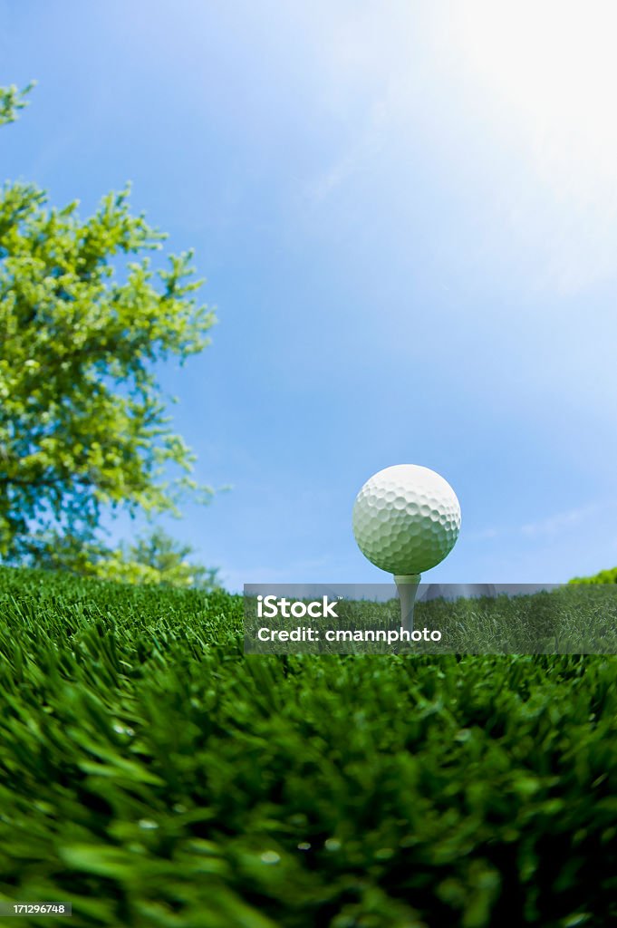 Мяч для гольфа на футболке - Стоковые фото Без людей роялти-фри