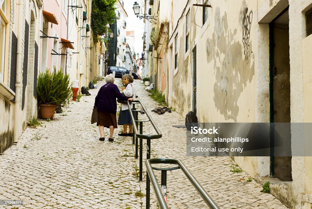 Duas mulheres na Rua da Peixaria, Lisboa - Royalty-free Terceira idade Foto de stock