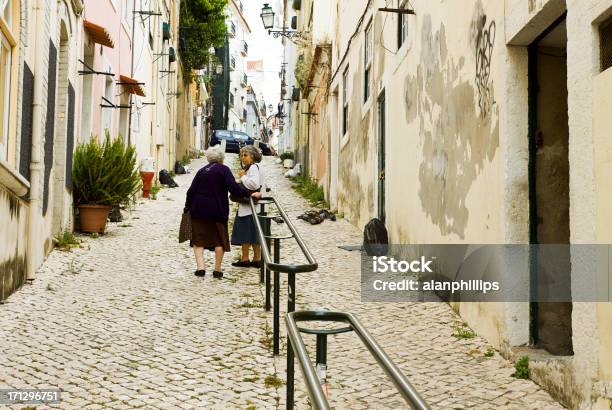 Duas Mulheres Na Rua Da Peixaria Lisboa - Fotografias de stock e mais imagens de Terceira idade - Terceira idade, Lisboa, Rua