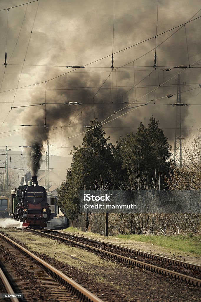 Stary Lokomotywa pozostawiając railway station - Zbiór zdjęć royalty-free (Pociąg)