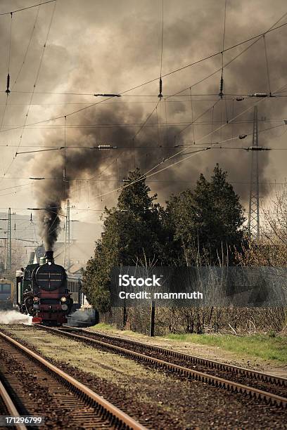 Stary Lokomotywa Pozostawiając Railway Station - zdjęcia stockowe i więcej obrazów Pociąg - Pociąg, Komin fabryczny, Dym