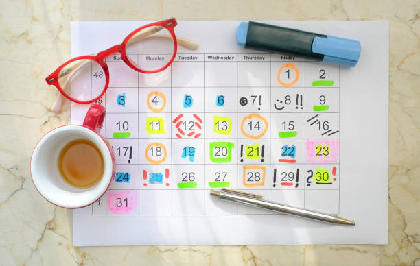 仕事の予定、ペン、コーヒーカップ、眼鏡、月間スケジュールを含むカレンダー。ビジネスコンセプトは、時計を打ち負かします。 - busy schedule ストックフォトと画像
