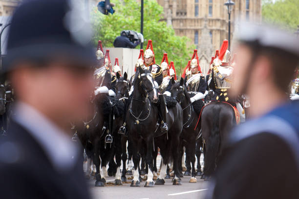 sovereign s'escorte de jubilé de diamant de la reine procession d'état - household cavalry photos et images de collection