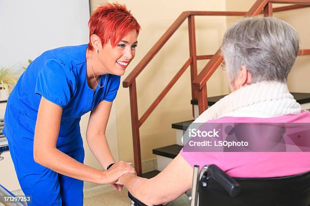 Photo libre de droit de Physiothérapie À La Main banque d'images et plus d'images libres de droit de Adulte - Adulte, Adulte d'âge moyen, Apprentissage