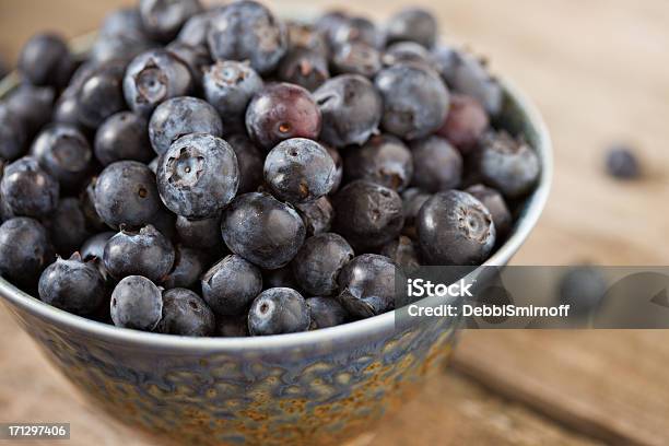 Foto de Azul Mirtilos Em Um Prato e mais fotos de stock de Alimentação Saudável - Alimentação Saudável, Antioxidante, Azul