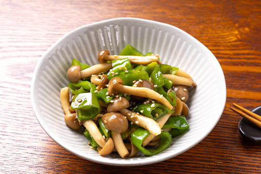 Green pepper and shimeji mushroom kinpira